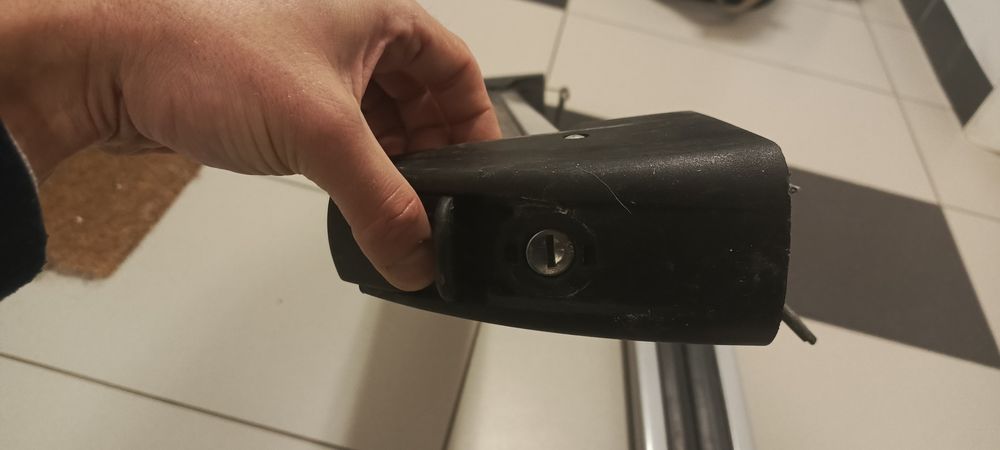 Uchwyt na narty do bagażnika dachowego