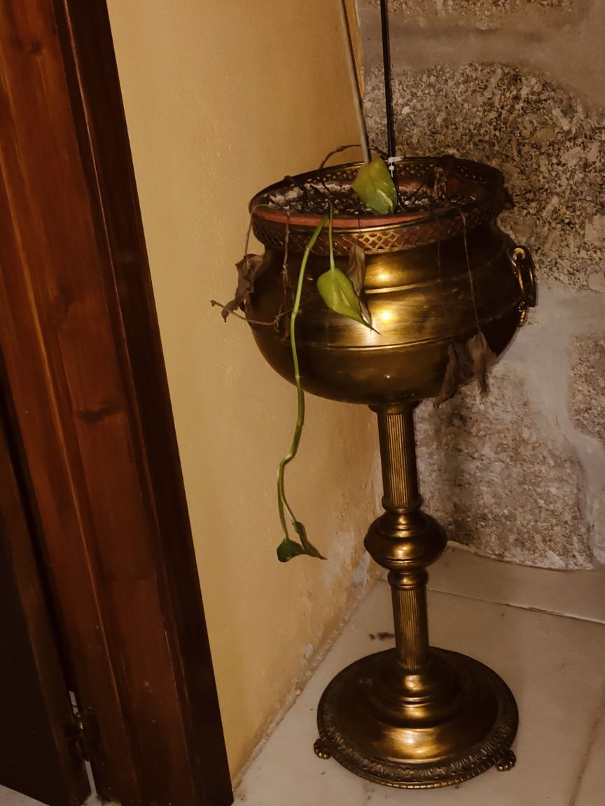 Vazeira em metal amarelo.