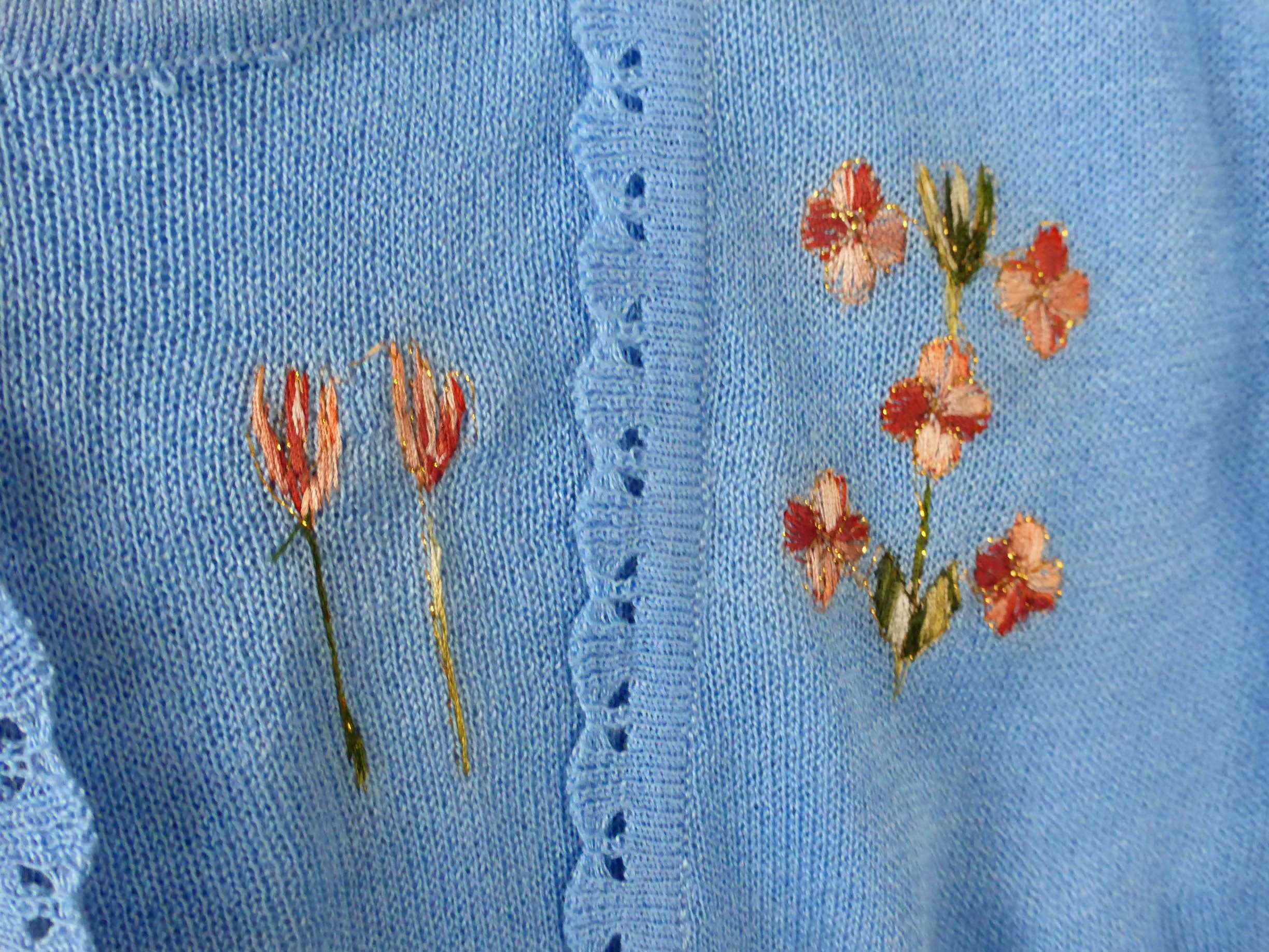 Niebieski błękitny leķki sweterek vintage, retro, z haftem na wiosnę