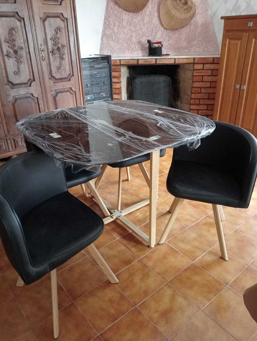 Mesa com cadeiras encaixe