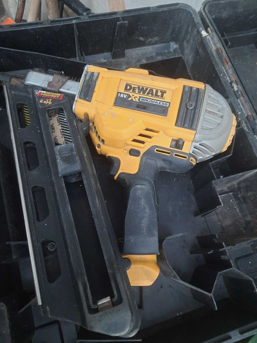 Gwoździarka dewalt dcn 692