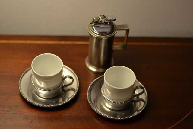 Conjunto de isqueiro em estanho e 2 copos para café em porcelana