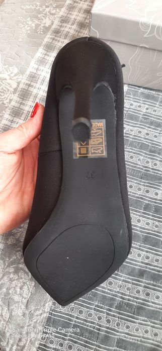 Czarne szpilki z ozdobną sprzączką 37