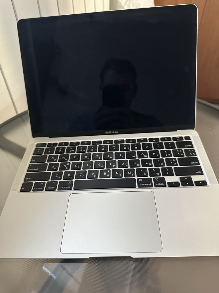 Продам MacBook Air 13 2020 (i3)