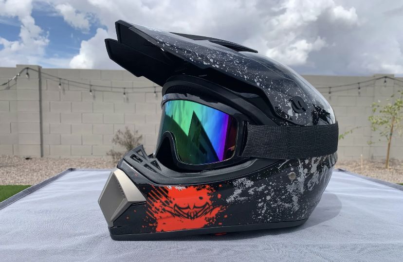 Кроссовый мото шлем для мотоцикла разные раскраски + очки в подарок