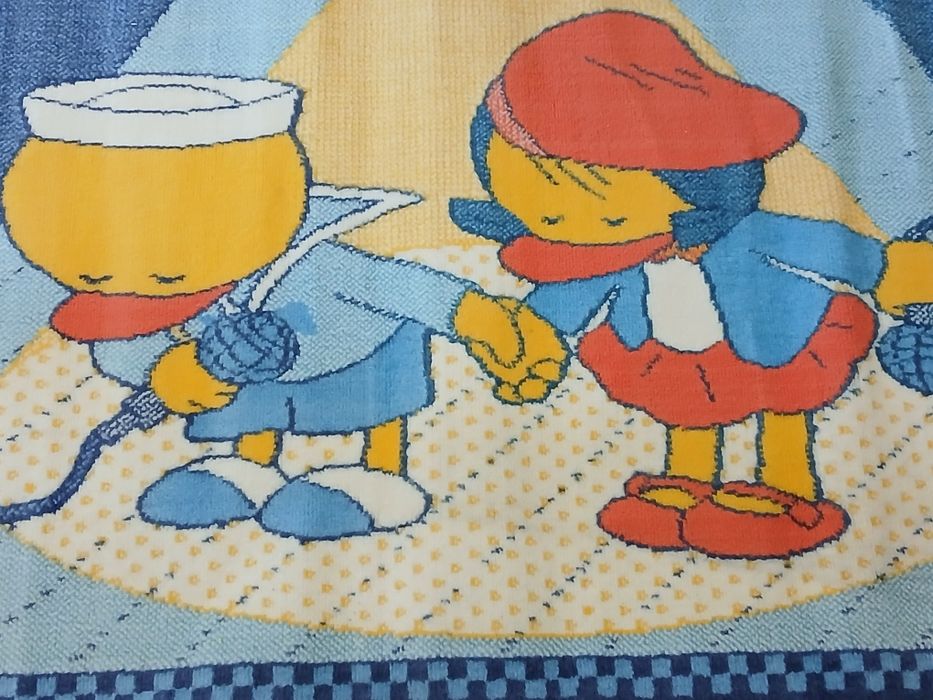 Tapete bonito com desenho de bonecos da Disney para quarto de criança