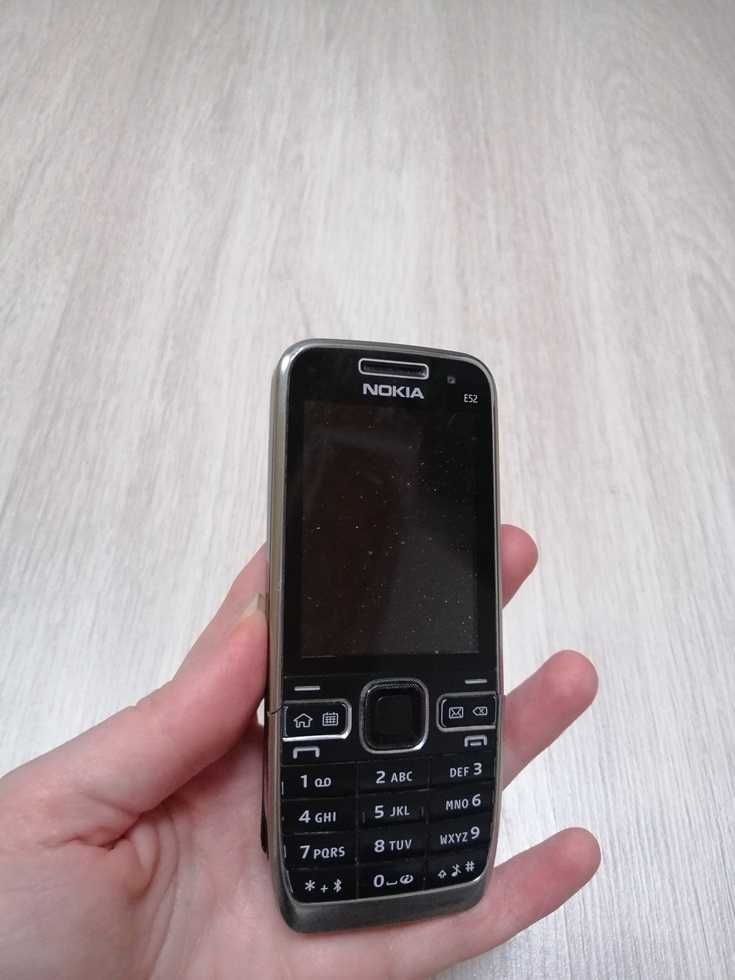 Sprawny telefon Nokia E52. Działająca, kultowa Nokia z ładowarką.