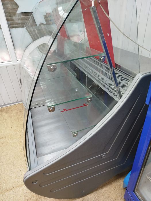 Продам холодильную витрину для кондитерки