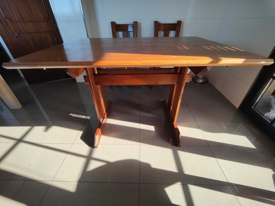 Mesa de cozinha/sala e 6 cadeiras, em madeira