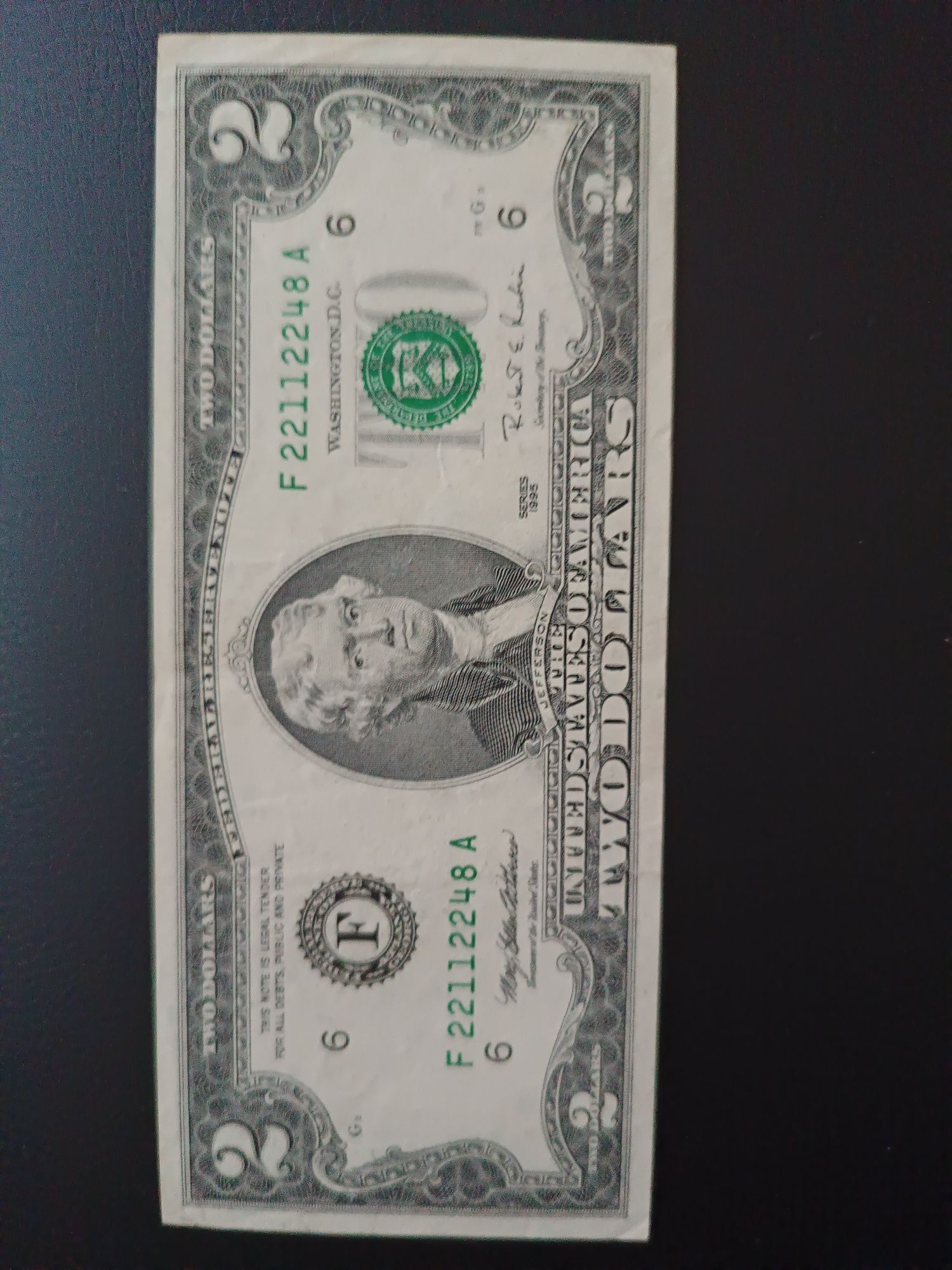 Доллар два долар, є 1976 р.