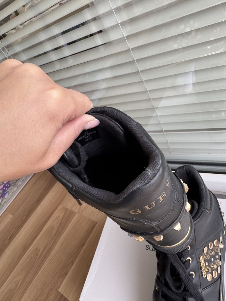 Guess sneakersy z ćwiekami na koturnie model Feelixi rozmiar 39