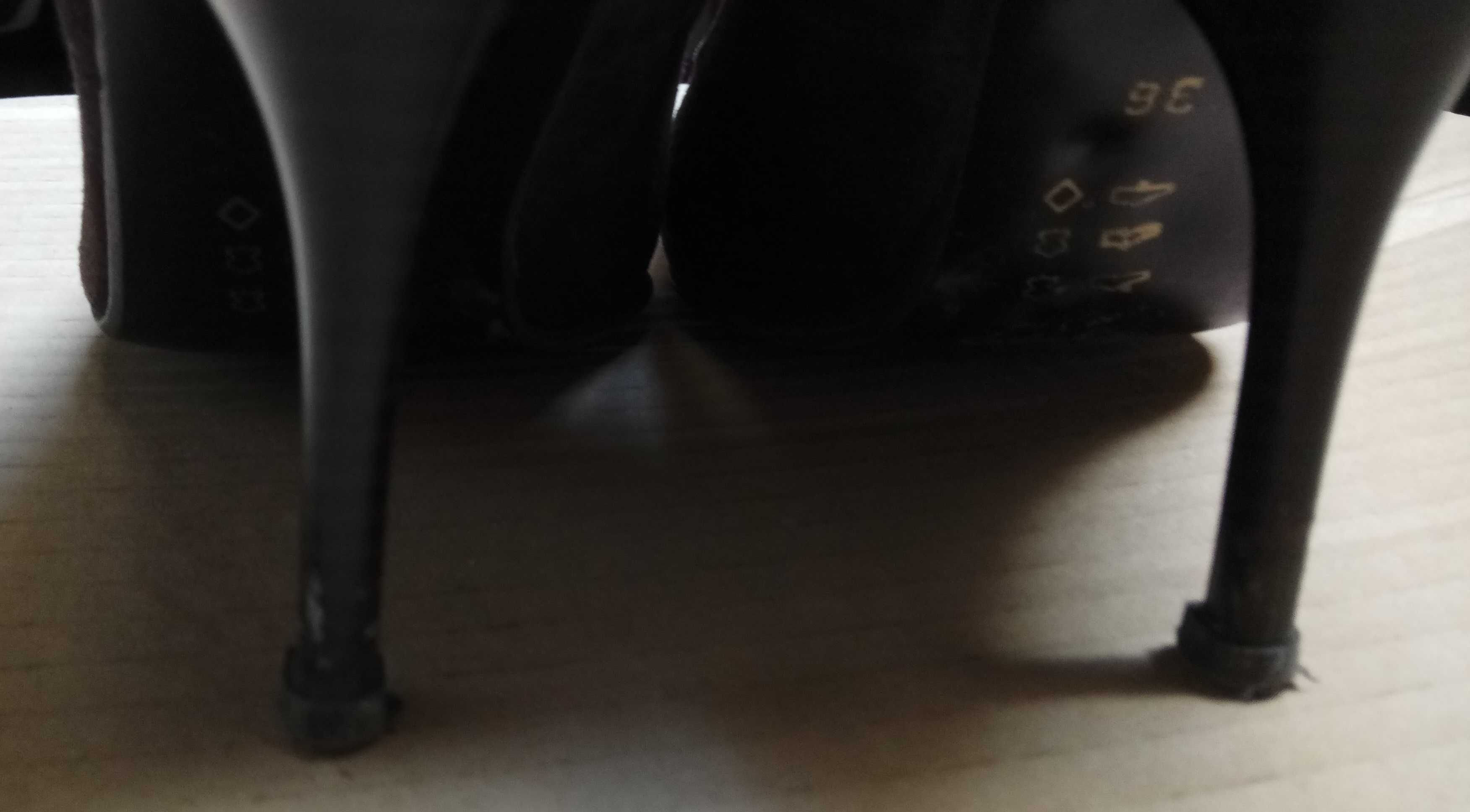 Sapatos castanhos salto alto em camurça