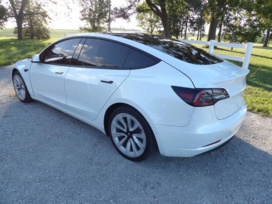 Tesla Model 3      2022