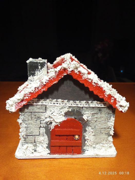 Drewniany domek świąteczny skarbonka