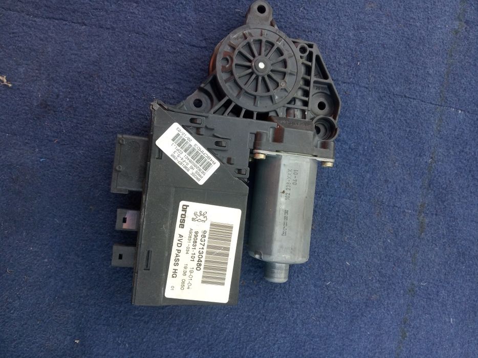 Моторчик стіклопідйомника передня права дверь на Peugeot 307