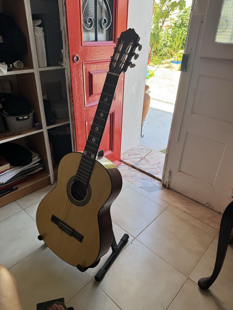 Vende guitarra como nova