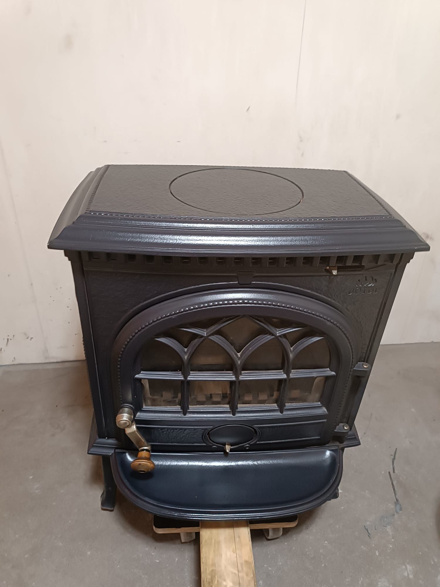 Jotul 3 kominek żeliwny koza piec