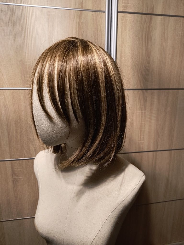 Nowa peruka do ramion brązowe włosy z blond pasemkami jak naturalne!