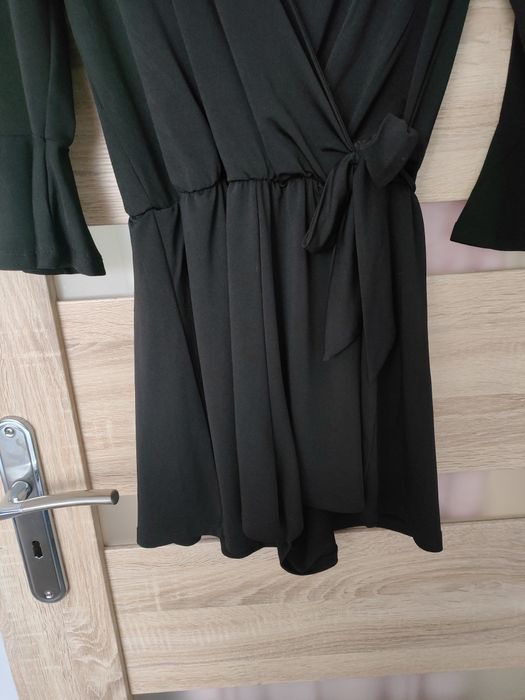 Czarny kombinezon krótki z szerokimi rękawami z przekładanym dekoltem