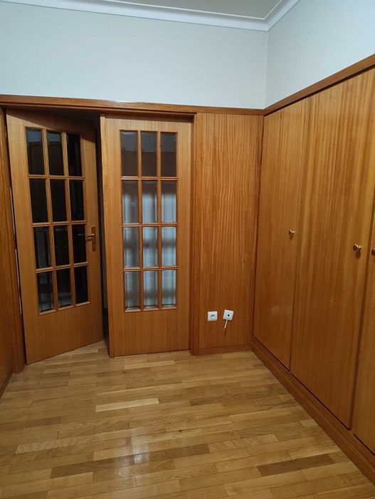 Arrenda-se quarto a estudante universitária