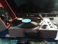 Gramofon UNITRA FONICA - działający z kolekcją kilku płyt z nagraniami