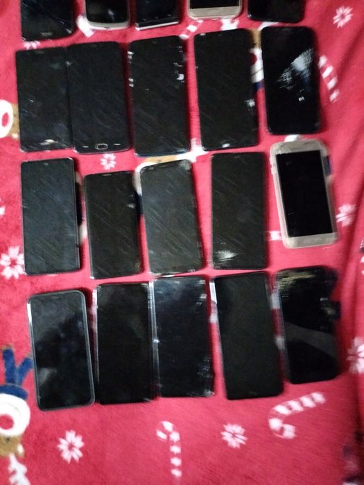 Telefony sprawne i uszkodzone