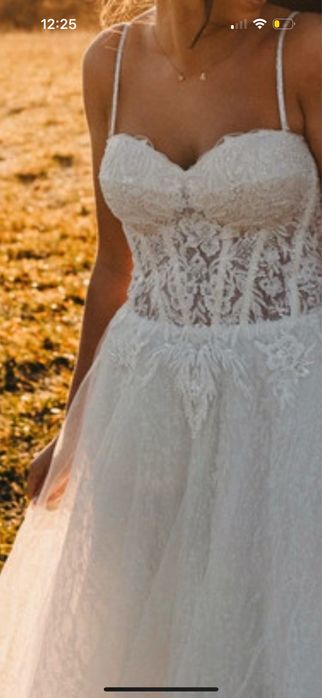 Suknia ślubna z krysztalkowym koronkowym wykończeniem