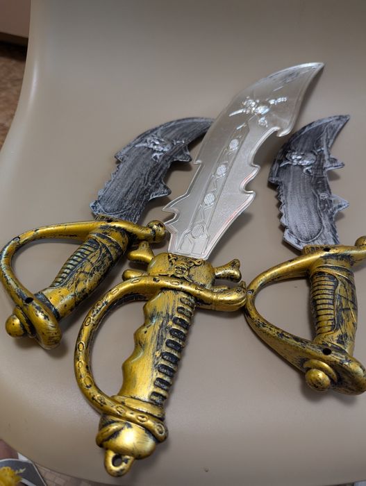 Шолом і меч, рука