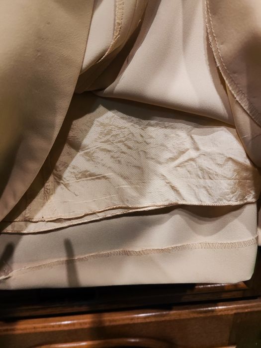 Elegancka sukienka z lejącym dekoltem, w kolorze ecru