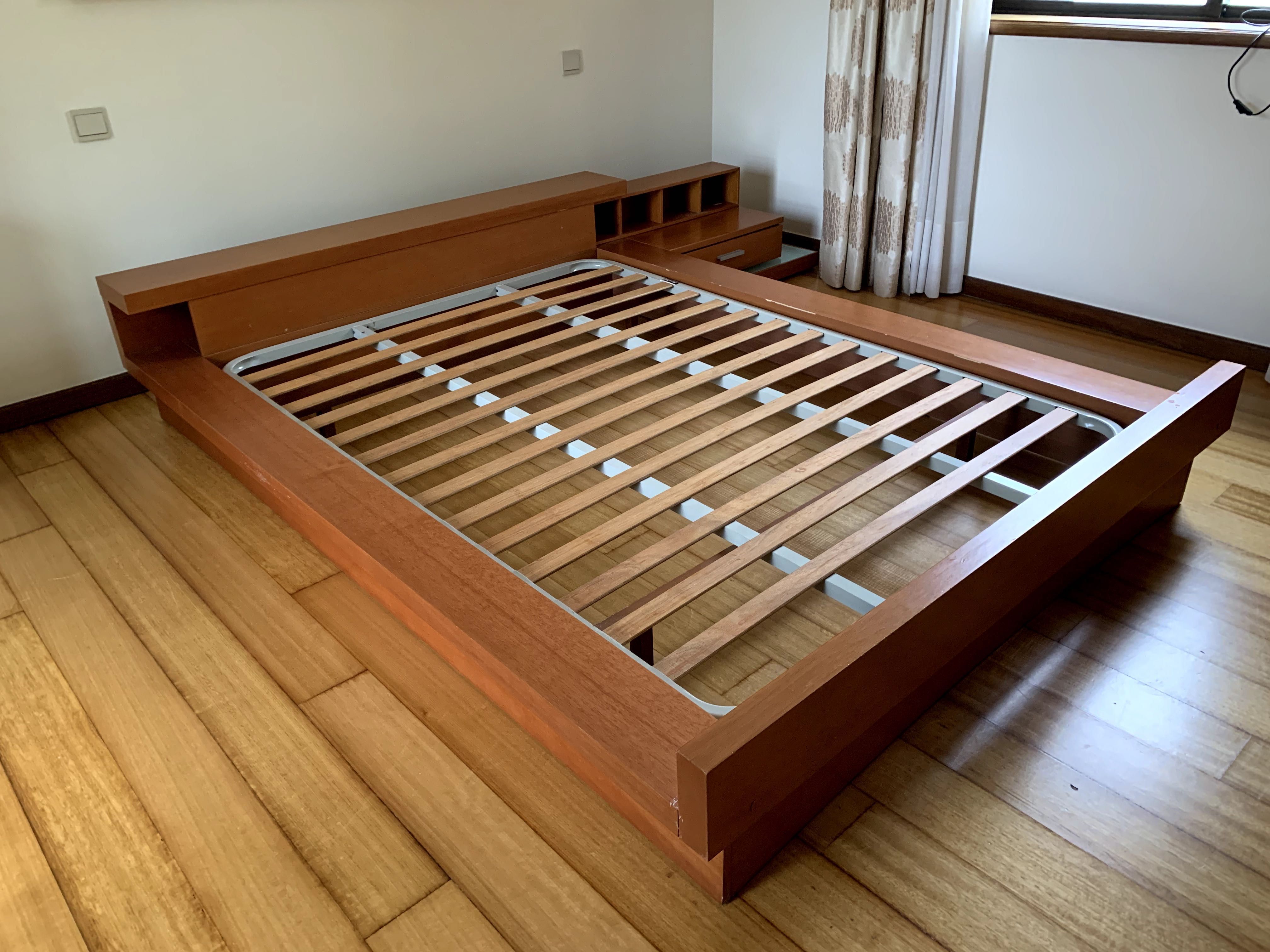 Conjunto de quarto - cama, cómoda, mesa de cabeceira