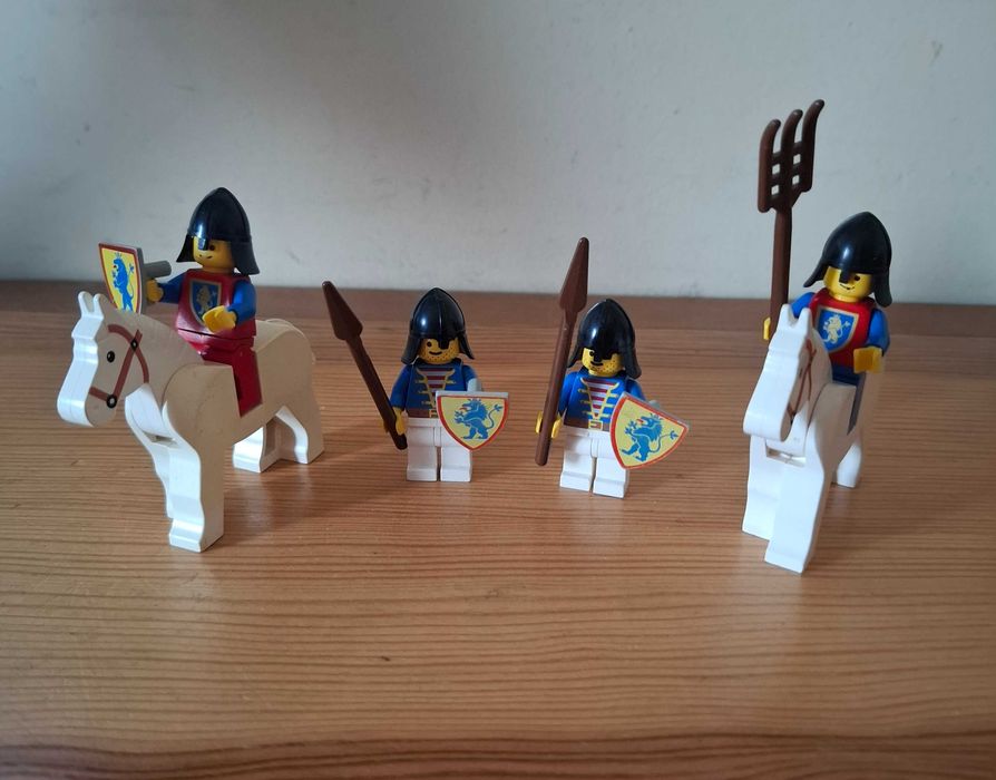 Lego - Bonecos / Figuras Soldados e Cavaleiros de Leão - Castelo