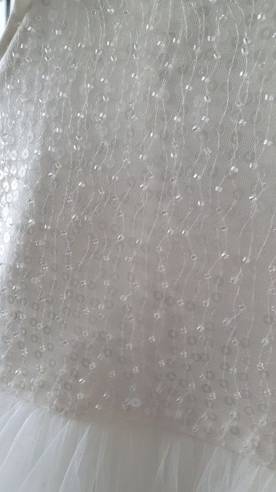 Rever Biała sukienka z ozdobnymi koralikamii tiulowa  Sisi 140 146