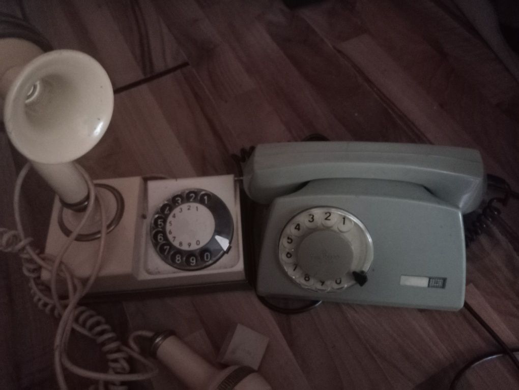 Dwa aparaty telefoniczne