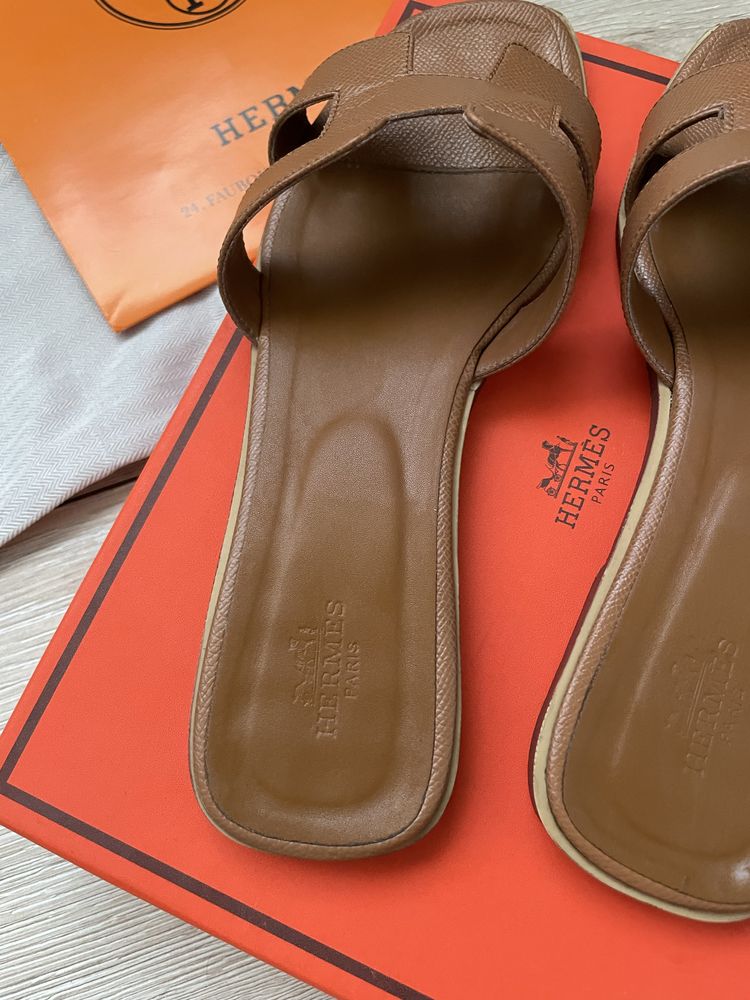 Тапки Hermes в трендовому рижому кольорі