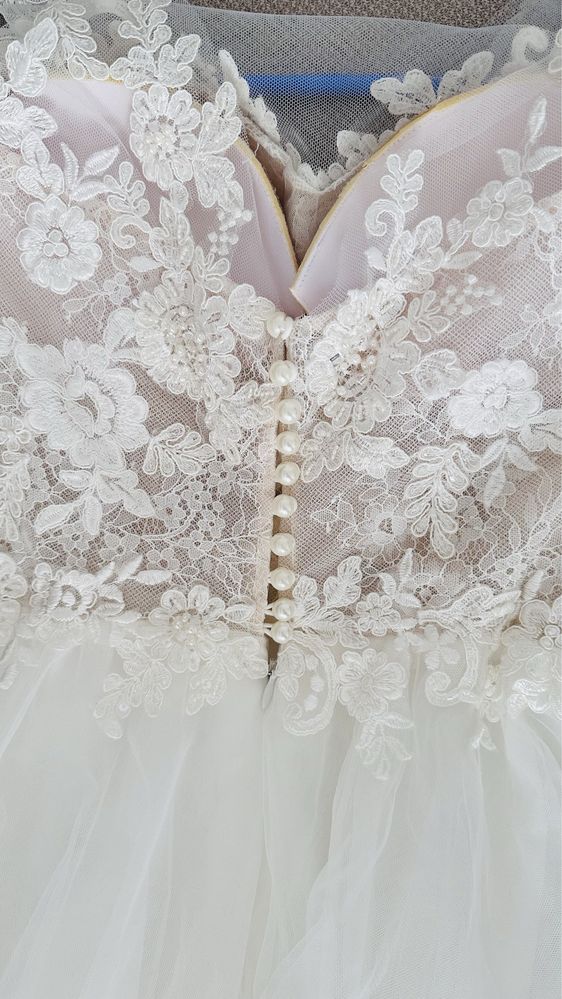Легка весільна сукня кольору Айворі
