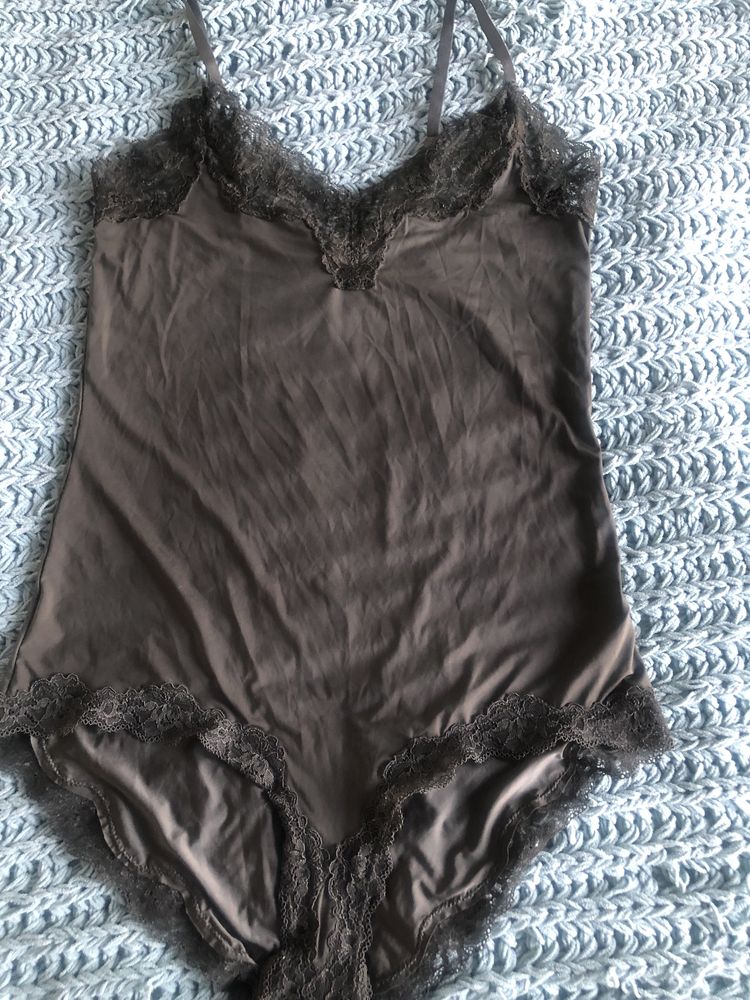 Khaki body bielizniane oisho super sie prezentuje impreza