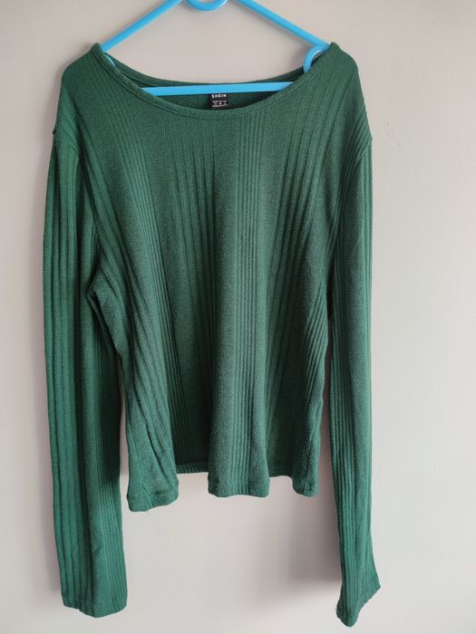 Zielona bluzka na długi rękaw.