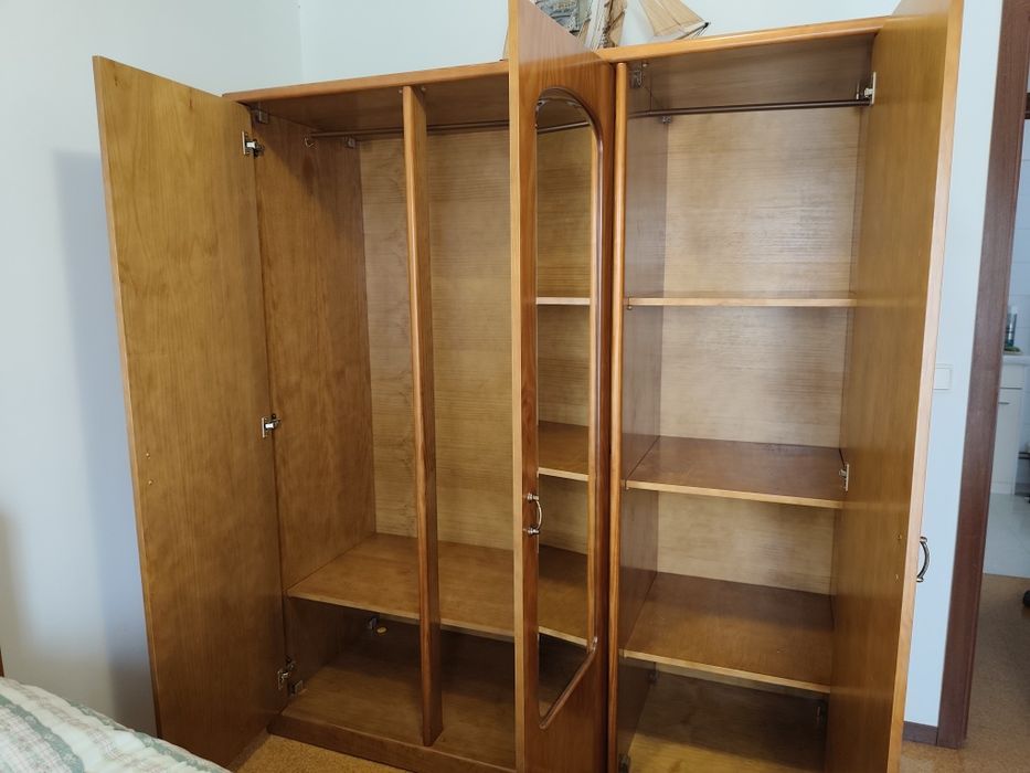 Roupeiro com 3 portas e um espelho