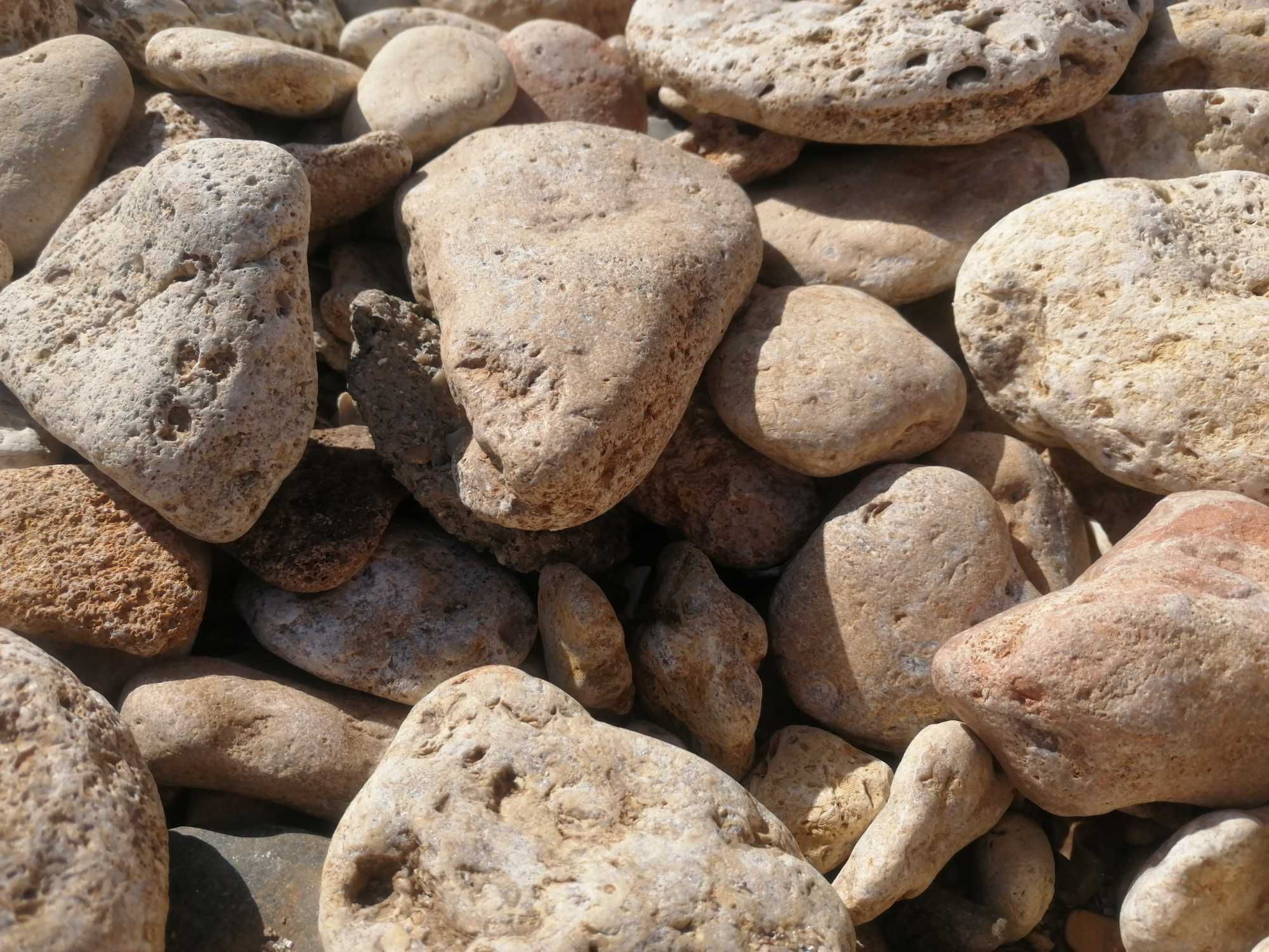 Камни черноморского побережья, отшлифованные и не ограненные