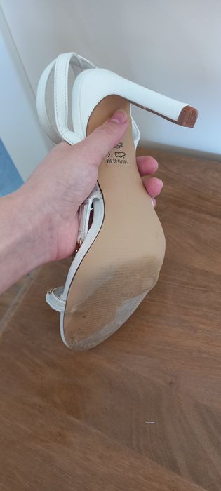 Białe sandałki na szpilce z ozdobnym łańcuszkiem Jenny Fairy