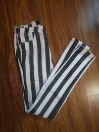 Spodnie w paski biało-czarne