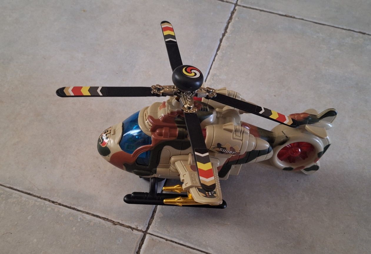 Helicóptero Ataque com luzes e som - Brinquedo