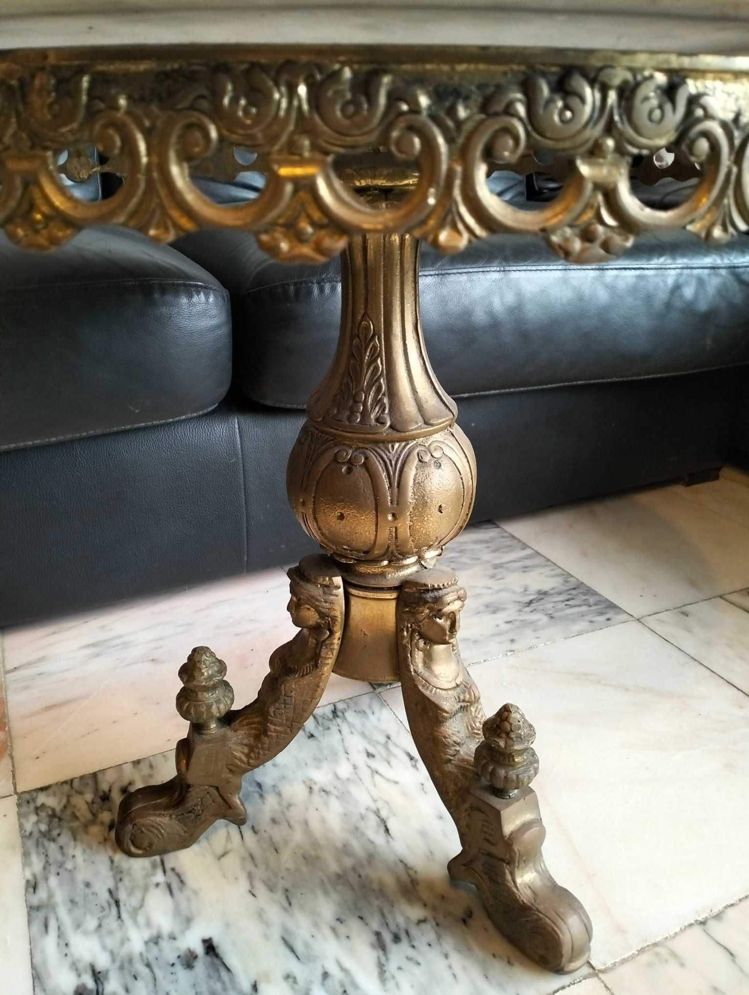 Mesa de centro em bronze e tampo em mármore