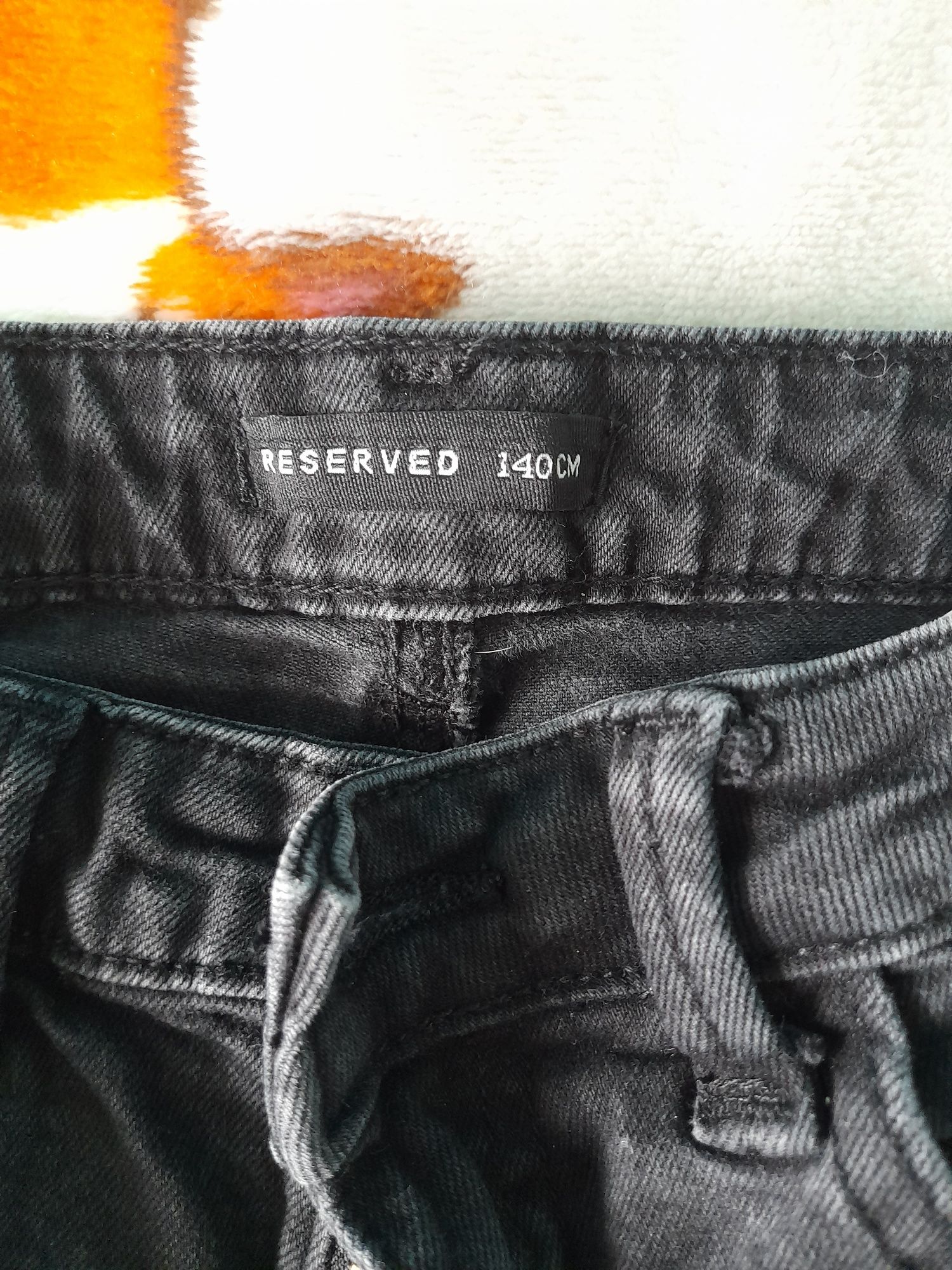 Spodnie z przetarciami jeansy reserved 140