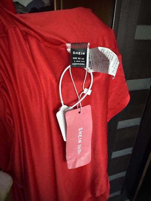 Сукня вечірня, в червоному кольорі, декольте