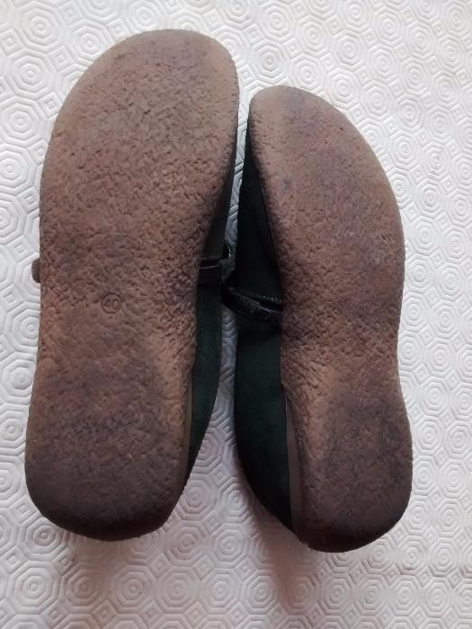 Sapatos de Camurça como novos. Verde escuro com aplicações. número 40