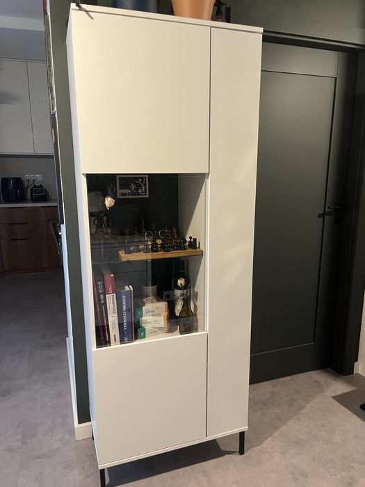 szafka rtv witryna przeszklona biała z czarnymi nogami