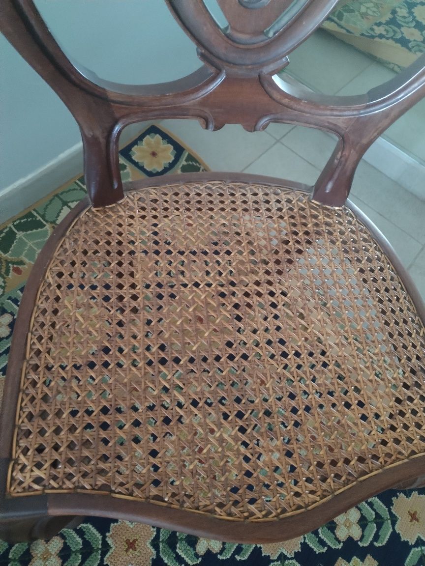 Conjunto cadeiras em palhinha de sala .