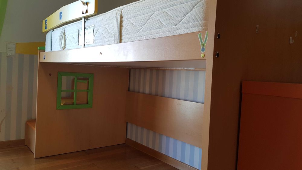 Cama quarto criança com secretária