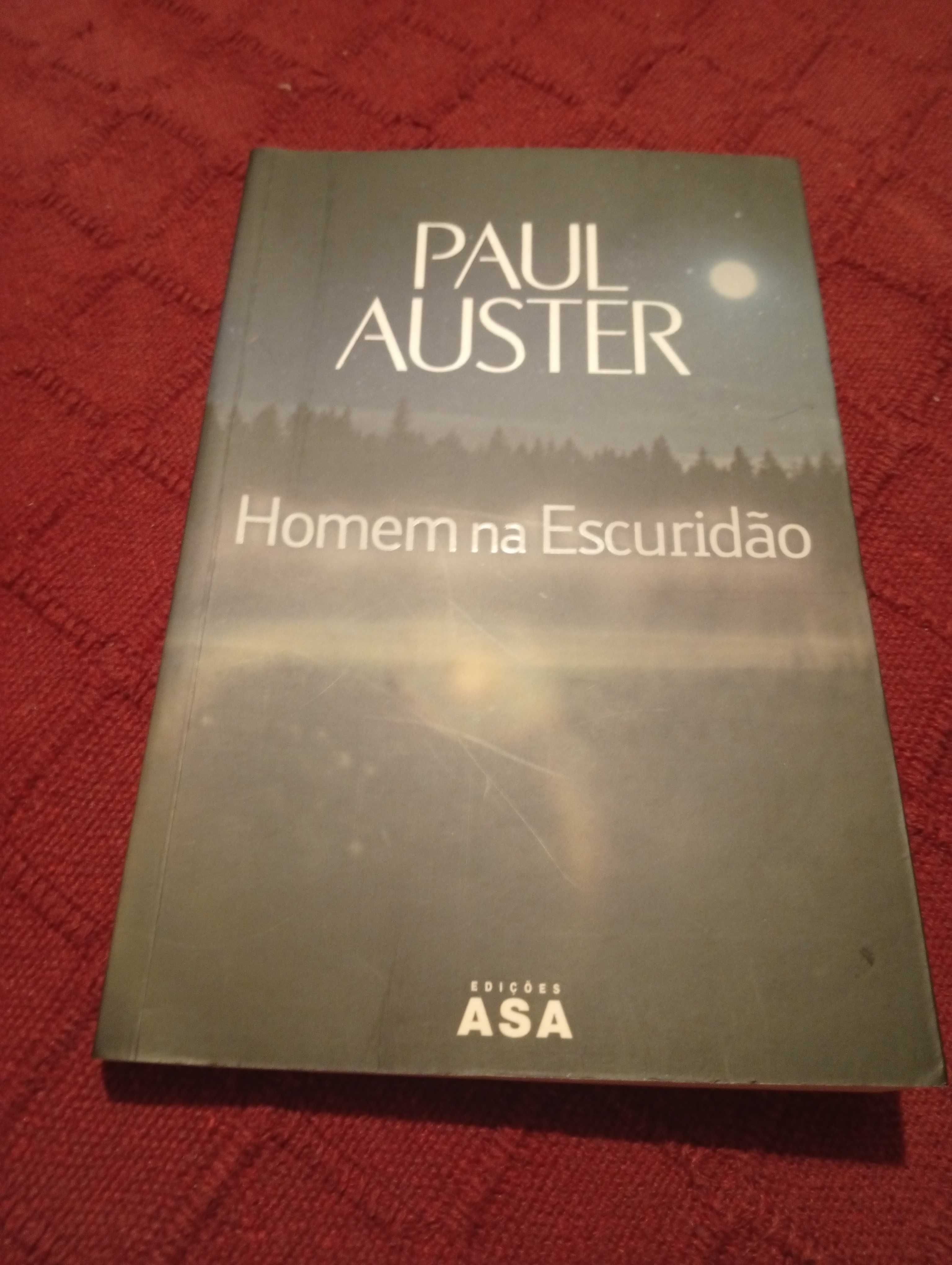 Homem na escuridão